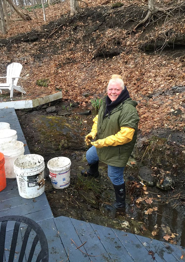 Rinsing the biological filter mats during a maintenance visit