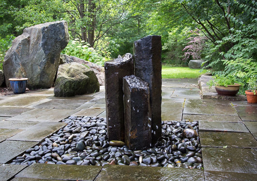 Basalt columns of staggered height in a gravel surround